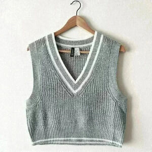 DIVIDED Sz M Light Knit Gray White Cropped V Neck Sweater Vest Academia